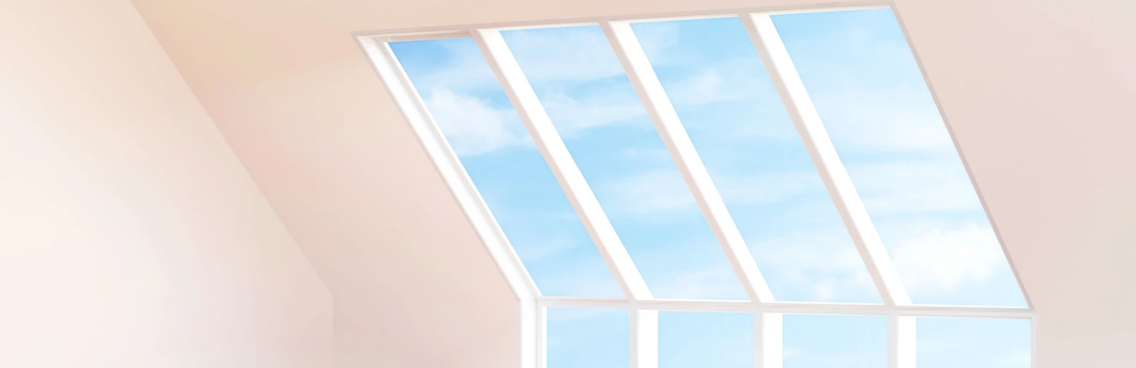 Modernes Dachfenster mit blauem Himmel, Tageslicht im Dachgeschoss